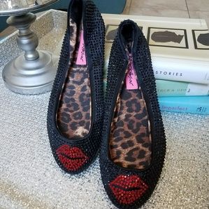 Black flats with red lips